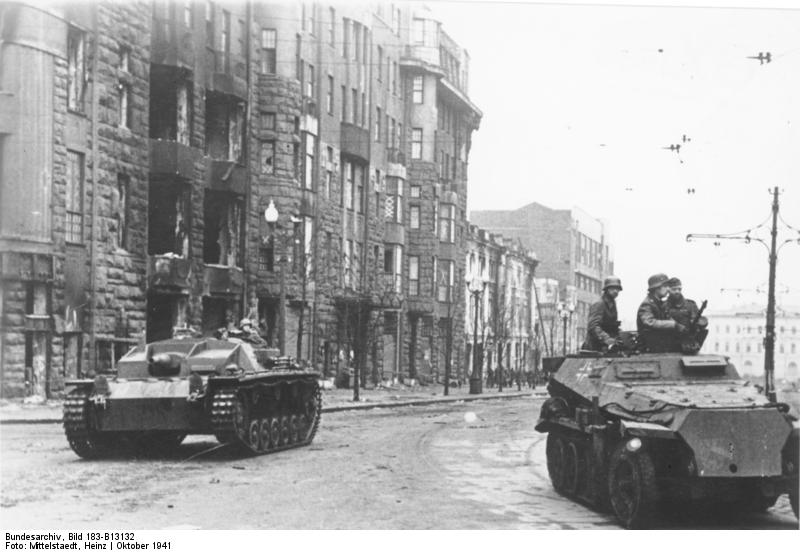 Bundesarchiv_Bild_183-B13132_Charkow_Sturmgeschütz_und_Schützenpanzer.jpg